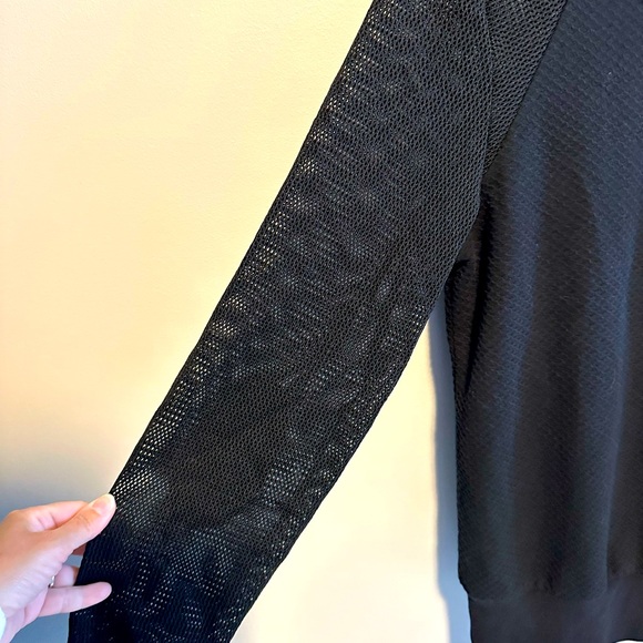 Lorna Jane EUC black lightweight sweatshirt with mesh sleeves. Size Large - Picture 4 of 4
